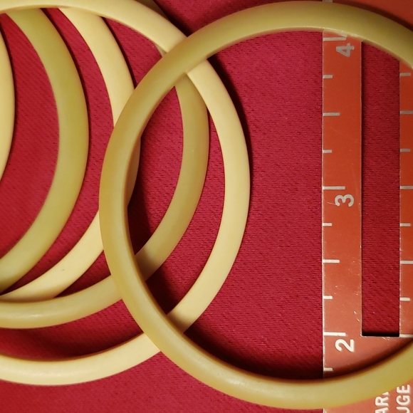 Vintage 7 piece set of bangle bracelets. - Picture 2 of 2